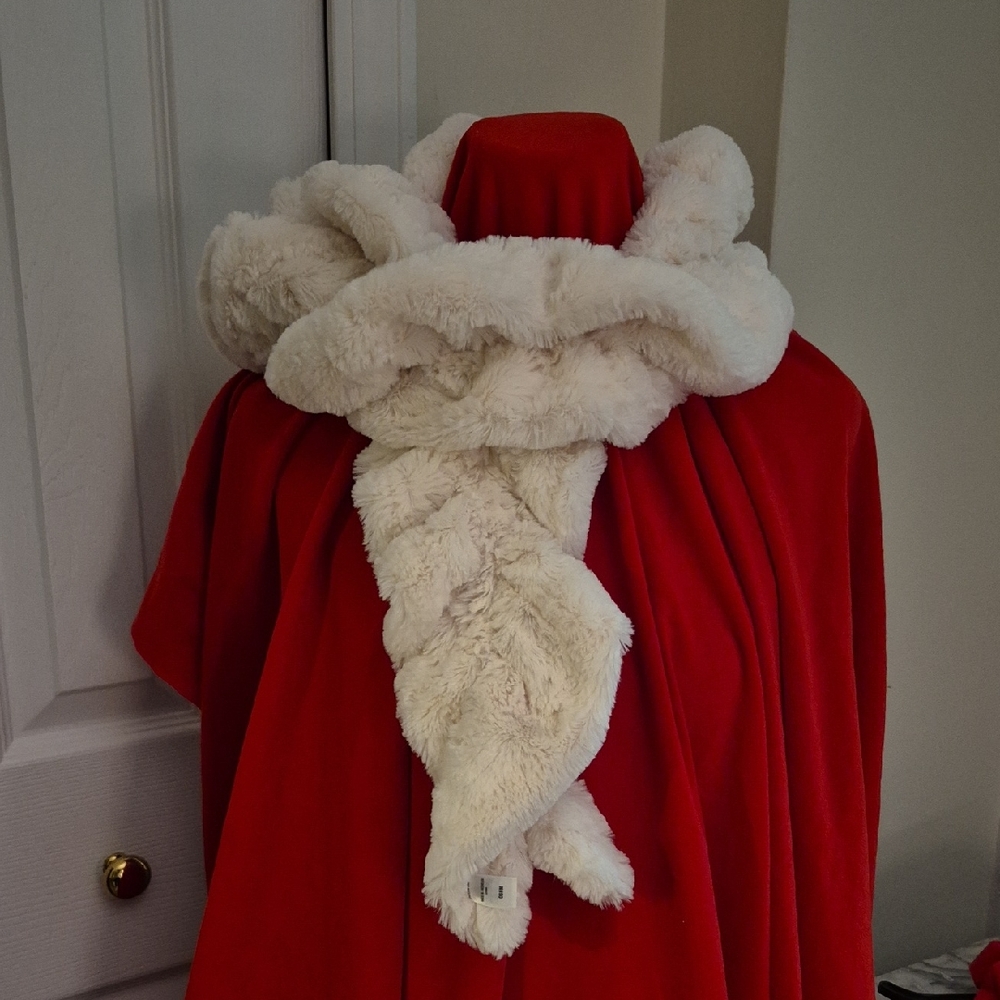 Cream Colored Faux Fur Ruffled Scarf